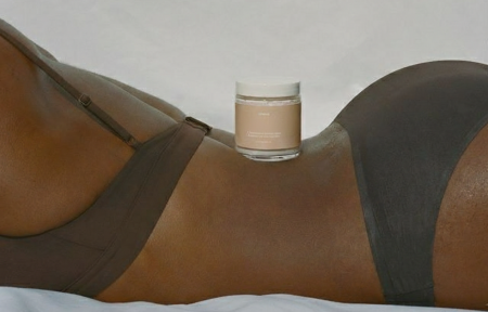 For de som omfavner en disiplinert, aktiv livsstil, er dette mer enn bare hydrering etter trening, det er en strategisk investering i kroppen din. Mens du presser grensene dine på treningsstudioet, jobber vår formel i synergi med kroppens økte mikrosirkulasjon for å akselerere oppstramming og forfining. Tenk på det som det siste, essensielle steget i treningsøkten din. Ved å integrere denne behandlingen i din daglige rutine, påfører du ikke bare lotion; du "låser inn" din hardt opptjente fremgang, og sikrer at huden din forblir like stram, tonet og motstandsdyktig som musklene under.